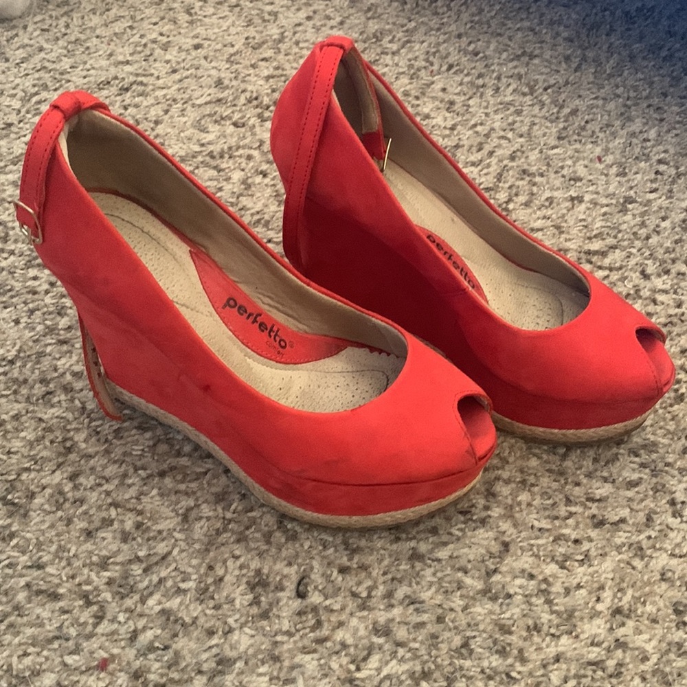 High heals Sandals. Really comfortable. Size 7.5 US